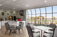 Days Inn by Wyndham Memphis at Graceland - breakfast