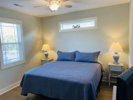 Updated 4bd/2ba, ocean views, LIFT, close beach access, Pet Friendly