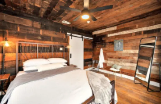 The Duet- Just Steps from Baylor University and Minutes from The Magnolia Silos