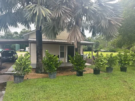 The Goodlife cottage#2 quiet and relaxing Отели в г. Martin County