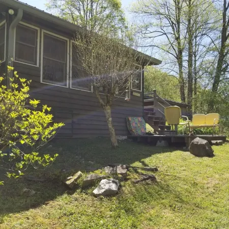 Quaint, peaceful, & creekside!  Alarka Peaceful Creek Cabin - Bryson City