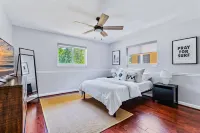 4/3 Pool Home w/ Private Backyard, 3 mi to Beach! Downtown Abacoa附近的飯店