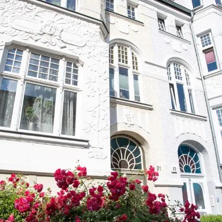 Modern 1-room apartment near the train station, newly renovated, top furnishings
