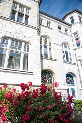 Modern 1-room apartment near the train station, newly renovated, top furnishings