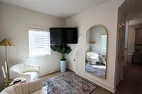 New Luxury 2BR Cottage in Downtown Auburn!