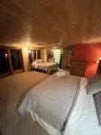 Spacious lakefront cabin on beautiful sand bottom Leader Lake.