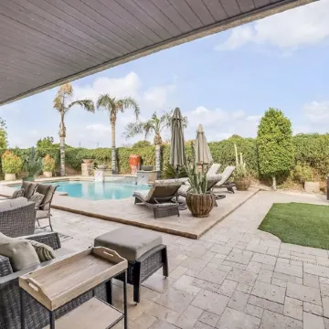 Very private, upgraded family friendly  getaway w/pool & luxurious hot tub!