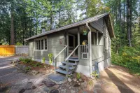 "UpRiver Nest" - Cabin on the Mckenzie River in Oregon