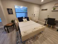 Stylish! 3 bedroom duplex -minutes from the beach Hotels in Largo