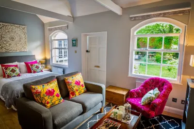 THE OLD SCHOOL HOUSE, ASCOT, BERKSHIRE Hotels near Windsor Great Park