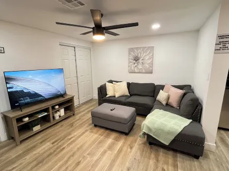 MDRN 4BEDRM House in Las Vegas, 10mins from airport Отели рядом с достопримечательностью «Парк Кларк Уэтлендс»