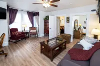 King Bed! Family-Friendly, Minutes from Holy Hill, Hiking+Skiing + Golf