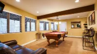 The Ultimate Family Hideaway– Peaceful Lodge with Theater, Arcade & Forest Views - 4-Sterne
