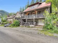 The Where We Roam Log Cabin - Walk to Town with Mountain Views! Hotels in Kellogg