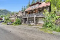 The Where We Roam Log Cabin - Walk to Town with Mountain Views!