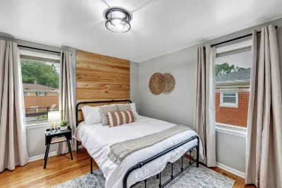 Cozy Home Steps from Lambeau Field: Charming Retreat in the Heart of Green Bay Hotels near Walmart Supercenter