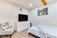 Adorable new studio with free parking, WiFi and large smart TV. Các khách sạn gần Federal Way Community Center