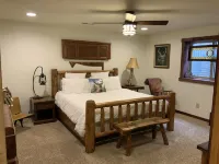 Beautiful Log Cabin with Fireplace, Fire Pit, Hot Tub & Wifi