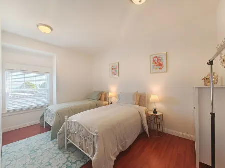 9 - Peaceful & Spacious 4B2B Upper Unit near FW