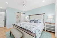 Sleeps 10, Pet Friendly, Fully Fenced Back Yard!