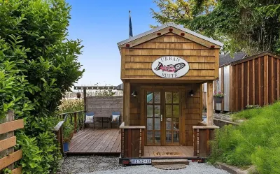 2-Bed West Seattle Tiny Home w/views of Downtown Отели рядом с достопримечательностью «Хоум Депо»