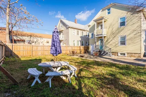 The Blue Sapphire: Modern & Stylish 2BR w/ 2 King Beds & Full Kitchen Hotels in Bridgeport