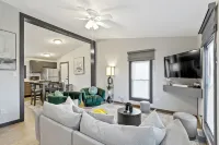 Perfect Large Group Getaway Near Grand Park, Ruoff Music Center