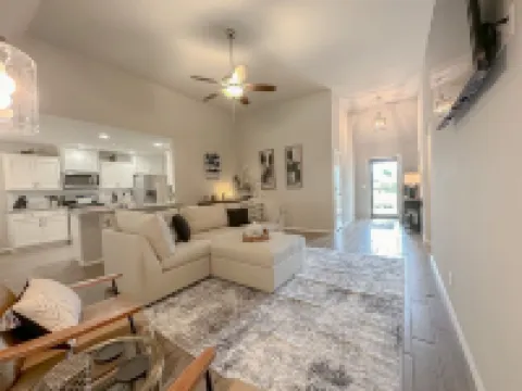 Minutes from Tulsa!  Come relax with the family in this pet friendly home Hotels in Owasso