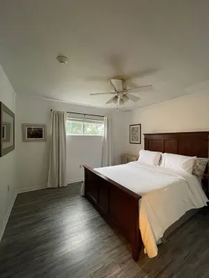 Charming 1940's ranch home on Hwy 6, minutes from the Grove and downtown Oxford.