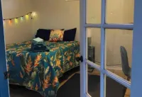 CozyTiki Cottage w/ 2 Private Rooms, Priv Attached Kit/Bath TA-154-746-2656-01 Hotels in Captain Cook