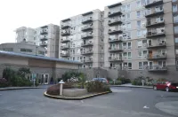 Seaside Getaway: Your Beachfront Resort Retreat on the Promenade.