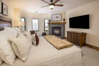 CRBC - Heart of BC Village, AC, Ski in/out, 2 Master Suites, Walk to Everything