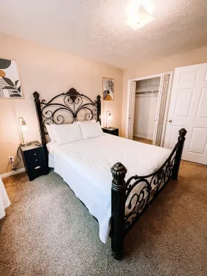 *Stylish Entire Apartment. FREE Parking/Wifi/Hulu*