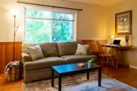 Charming 2 bedroom 2 bathroom home with jetted tub!