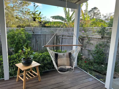 Dog friendly apartment close to beaches. Own private yard, garden and 2 decks.