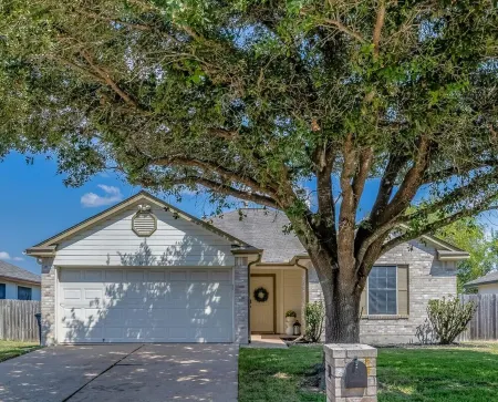 4.8 miles to Kyle Field, with game room!