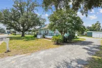 Oak trees, Heated Pool/Spa oasis & walk to beach! Drive to downtown 3 min!