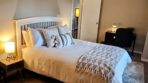 Discover Atlanta: Pet-Friendly with FREE Parking in a Walkable, Central Locale!
