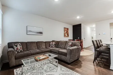 A Traveler’s dream; Private Townhome 15min to Airport in peaceful Union City