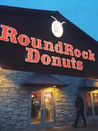 Large House  - Comfy King Bed & Big Yard - Near Round Rock Donuts Отели рядом с достопримечательностью «Kalahari Indoor Water Park»