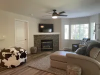 Riverside condo, new modern rustic decor, 10 minutes to Beaver Creek