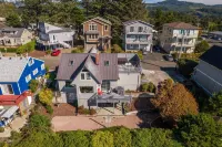 Delightful 6-bedroom house close to beach and casino with WiFi in Lincoln City