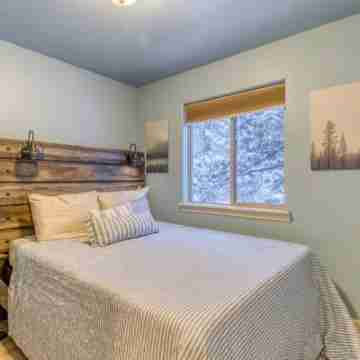 Downtown Sisters Modern Home Ideal Location! Dogs! Rooms