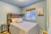 Downtown Sisters Modern Home Ideal Location! Dogs!