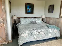 Peacefull hilltop cottage with huge ocean views!