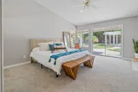 Stylish & Bright ~ Huge Backyard ~ King Beds ~ Pkg Hotels near Marie Kerr Park