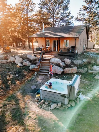 Sunflower Cabin- Mountain Views- Hot Tub