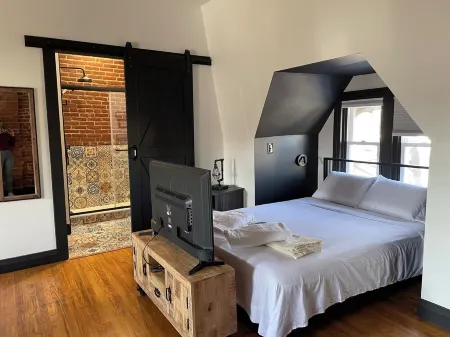 Cozy 1-studio apartment, industrial modern in charming Reading with WiFi, AC Отели в г. Рединг