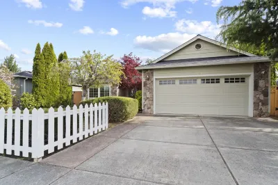 Charming white picket fenced home in quiet area Hotel dekat Ronkonkoma Station