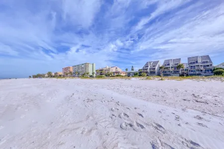 Pelicans Pointe Отели рядом с достопримечательностью «Town Square Nature Park»